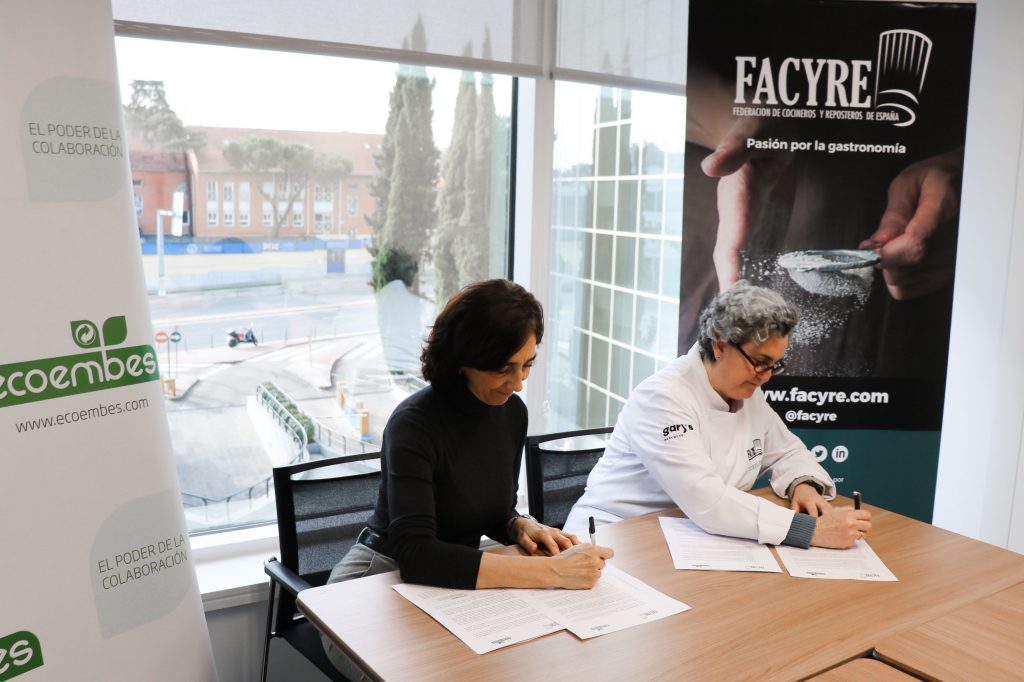 Begoña de Benito, directora de Relaciones Externas y ESG de Ecoembes, y Pepa Muñoz, Presidenta de FACYRE, firman la renovación del acuerdo.